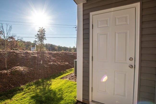 Building Photo - Two bedroom 2 1/2 bath townhome in great l...