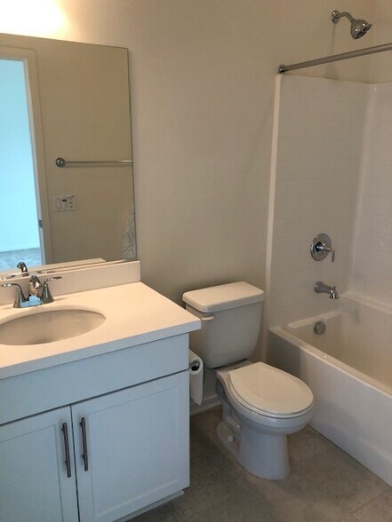 3rd floor bathroom - 315 Royal Gln
