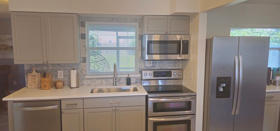 Building Photo - 589 Coconut St