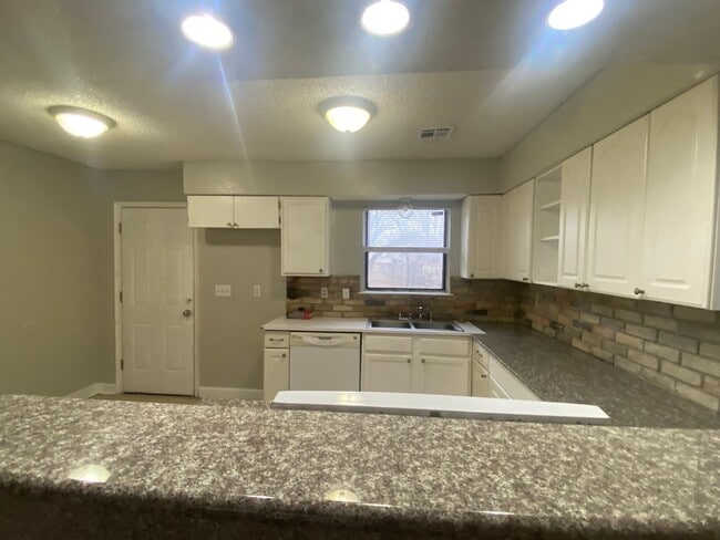 Building Photo - 3 bedroom 2 bath