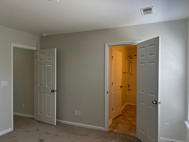 Building Photo - Beautiful 4 Bedroom, 3.5 Bath, Pet Friendl...