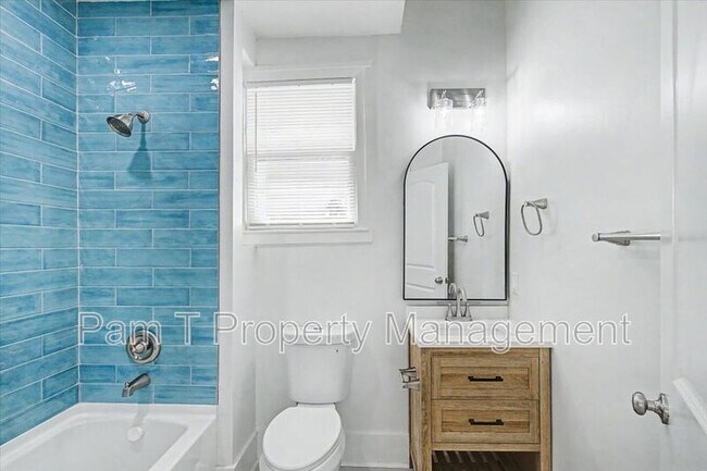 Building Photo - 615 W 39th St