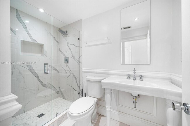 Building Photo - 2120 S Bayshore Dr