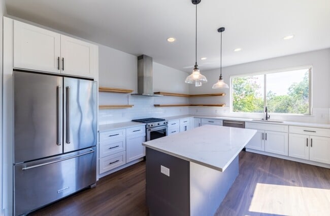 Building Photo - 2014 E 9th St