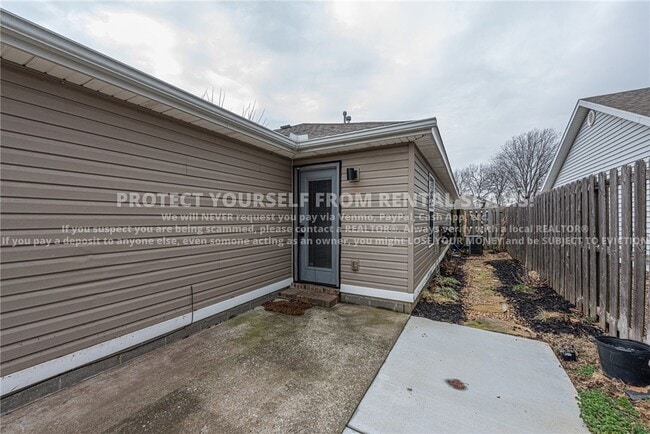 Building Photo - 1384 S Holland Dr