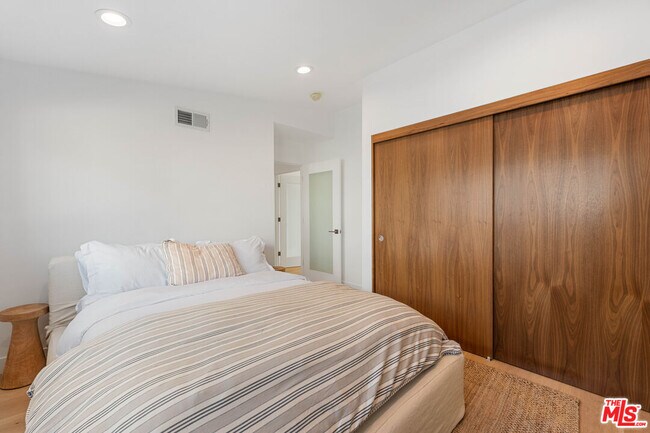 Building Photo - 4405 Costa De Oro