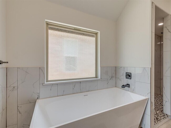 Building Photo - 9332 SW 33rd Pl