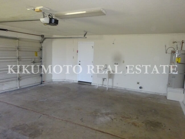 Building Photo - 2 bedroom, 2 bath, 2 car garage Half-plex ...