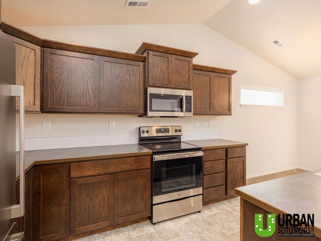 Building Photo - Beautiful Newer 3 Bedroom, 2 Bath Rancher ...