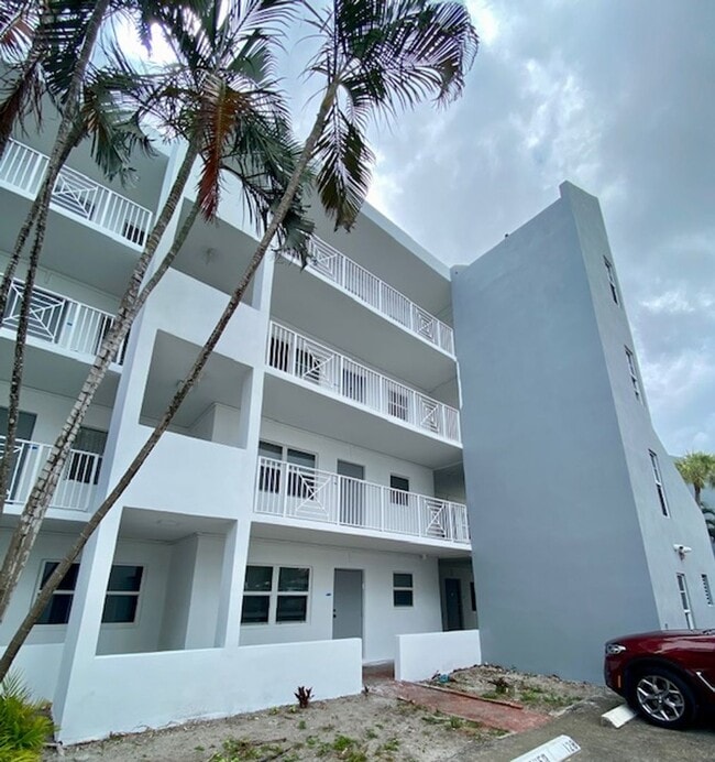 Building Photo - Great Condo in Pompano Beach Just West of ...