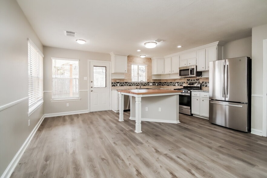 Building Photo - 4919 Bayboro Park Dr