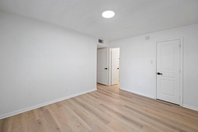 Building Photo - 700 Lyle W Ave