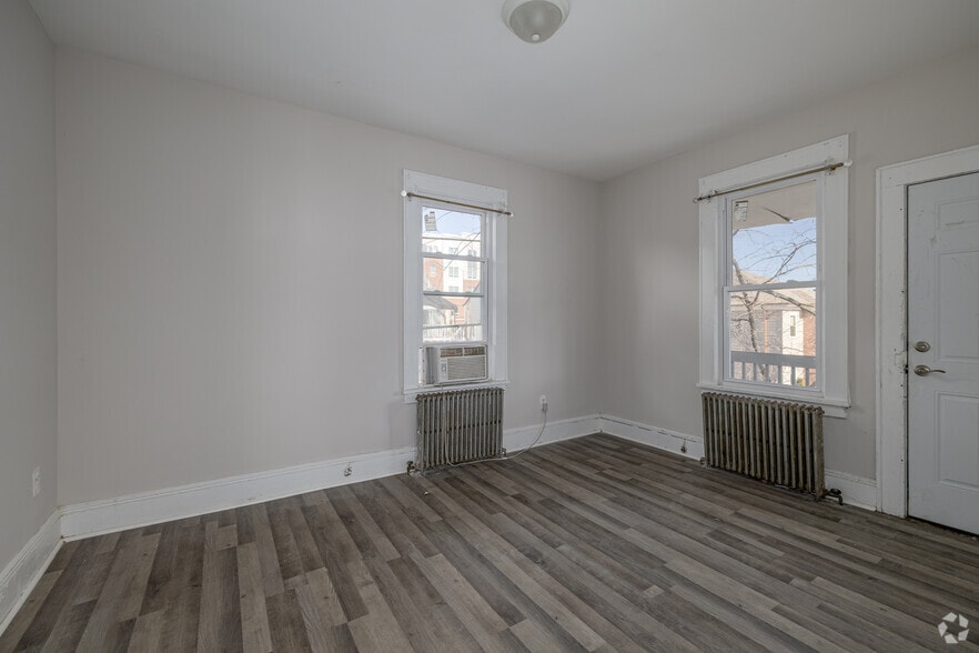 3BR, 1BA - 677SF - Primary Bedroom - 11 Courtland St