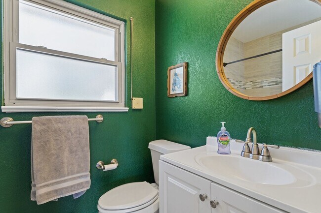 Building Photo - 4 Bed 2 Bath Near Fort Carson!