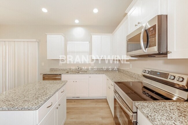 Building Photo - Apply Now! 4BED 3BATH