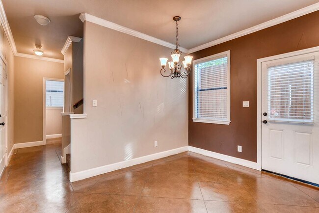Building Photo - 906 Juniper St, Austin, Texas 78702