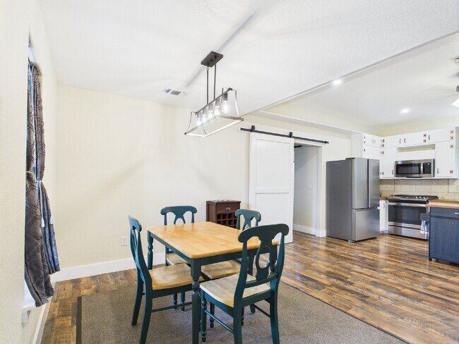 Building Photo - Furnished Move-in Ready 3/2