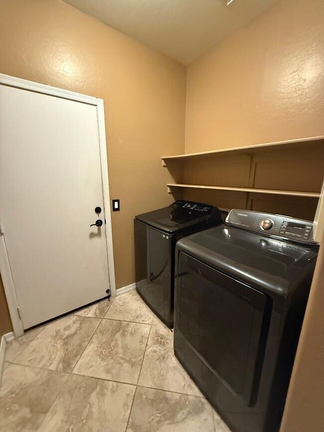 Building Photo - 6602 W Molly Ln