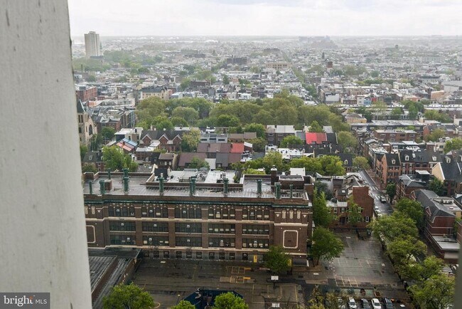 Building Photo - 604 S Washington Square