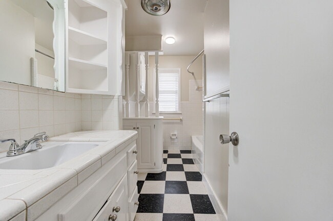 Building Photo - 5000 N Linn Ave