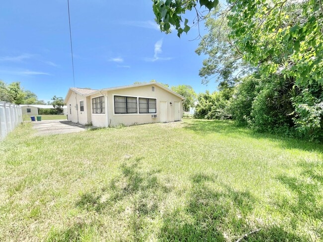 Building Photo - 3BR 1BA Annual Rental Available Now