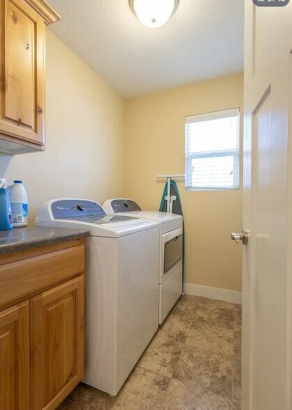 Building Photo - 14088 Maria Way