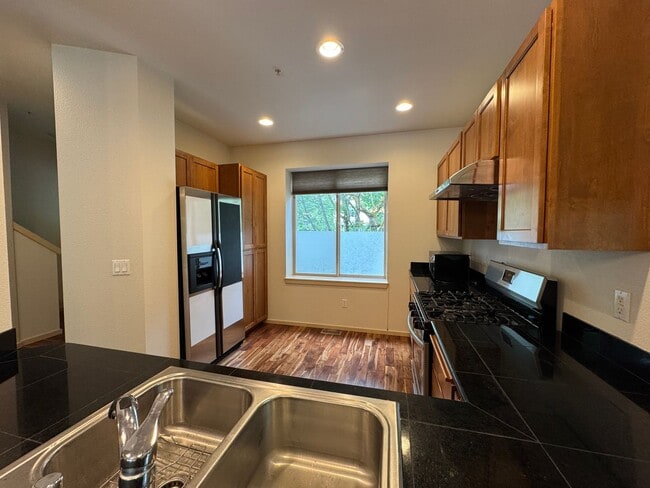 Building Photo - 3bd/3ba Issaquah Townhouse