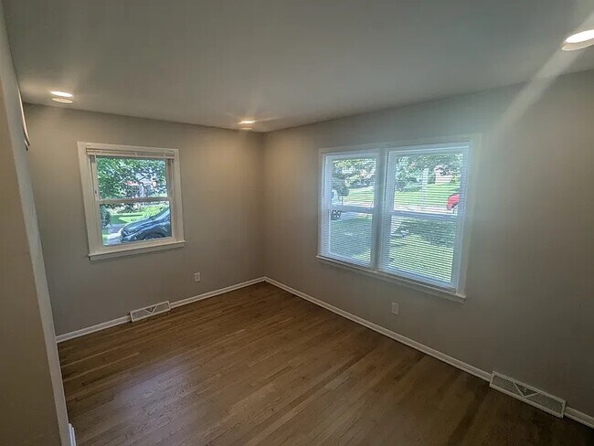 Building Photo - 914 Edison Rd