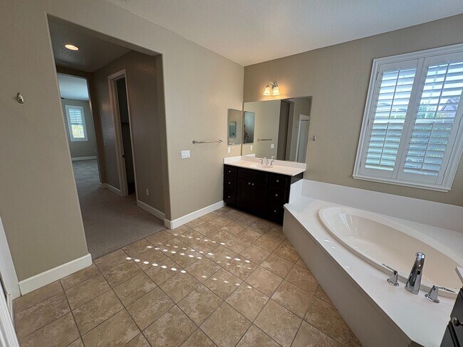 Building Photo - Spacious 4 Bed 3 Bath Tracy Home