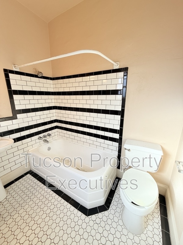 Building Photo - 340 S Scott Ave