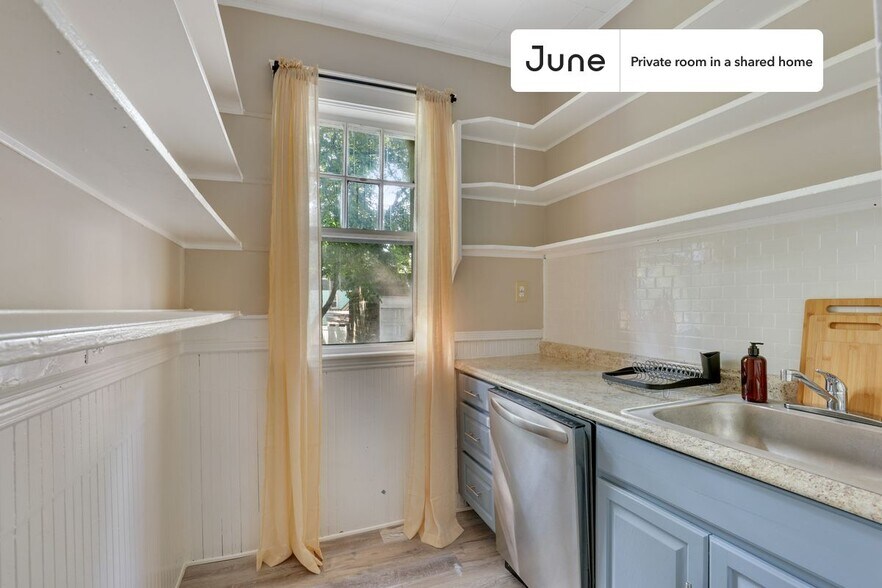 Building Photo - Room in Shared 4 bed/1 bath home