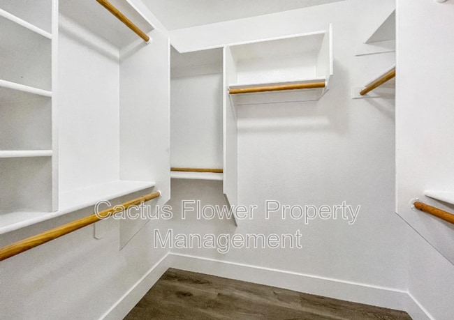 Building Photo - 691 W Fairview St