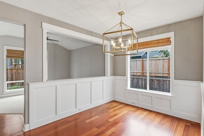 Building Photo - Beautiful 3 Bedroom/2.5 Lake Oswego