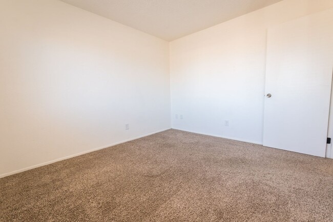 Building Photo - Cozy Condo! 2 Bedroom, 1 Bath, Washer & Dryer and Jacuzzi included!