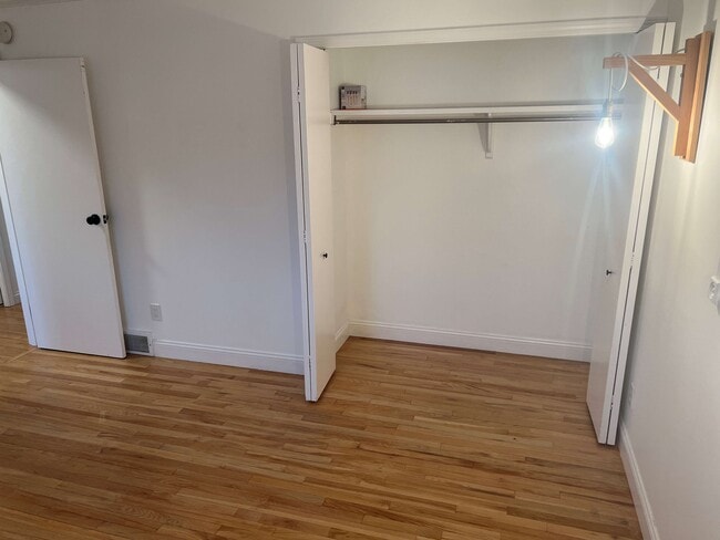 Building Photo - 10571 Center Rd