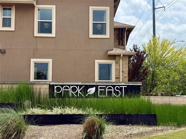 Building Photo - 6814 E Riverside Dr