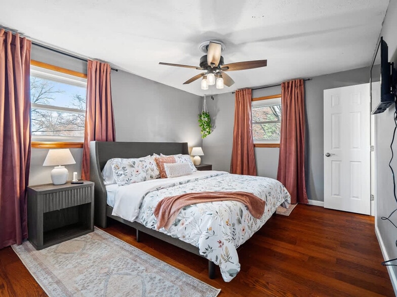 Building Photo - 4861 Pineview Dr