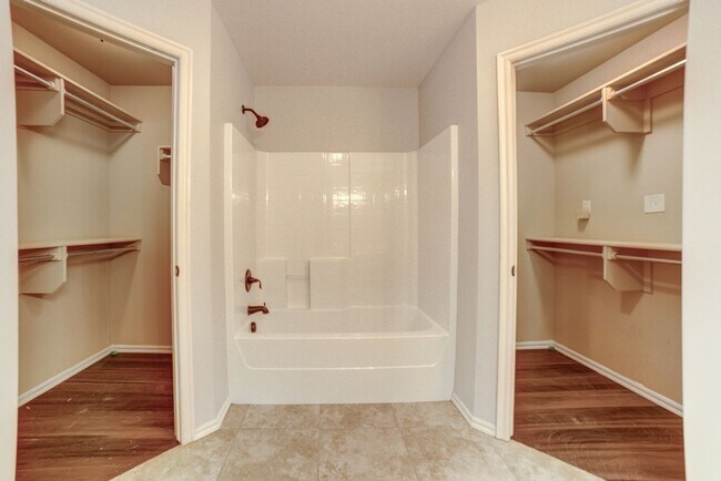 Building Photo - 3 Bed | Bath in Broken Arrow!