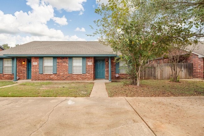 Primary Photo - NOVEMBER Move in! 2/2 Duplex with fenced i...
