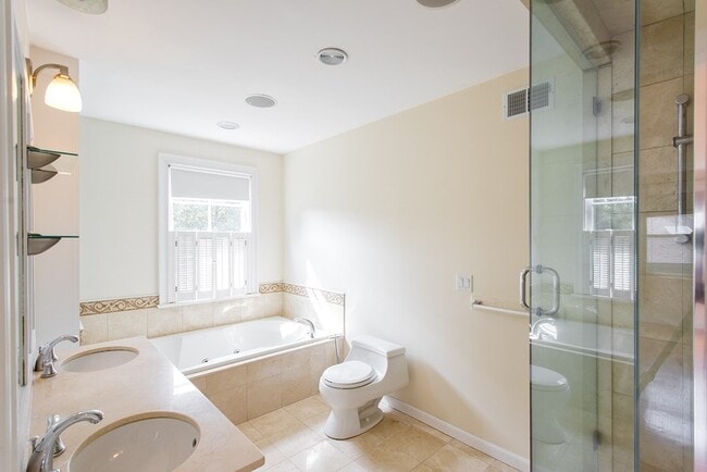 Building Photo - 11 Green St