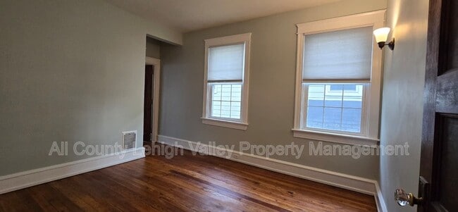 Building Photo - 627 16th Ave