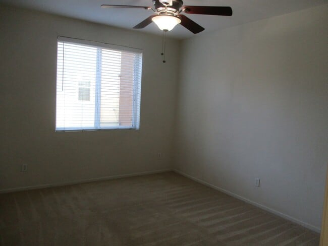 Building Photo - Beautiful 2 bedroom 2 bath town home plus ...