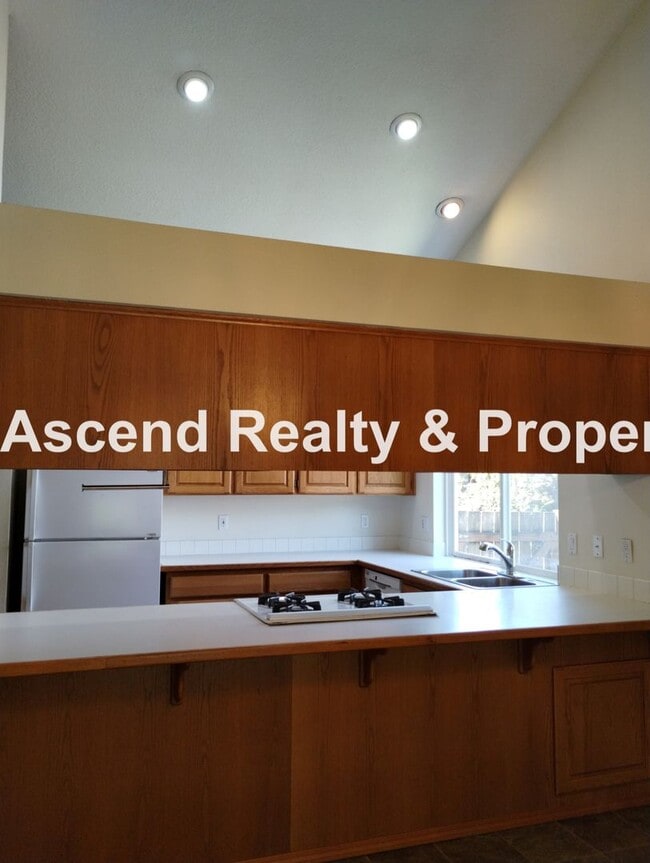 Building Photo - Ranch in Quiet Neighborhood with Fenced Ya...