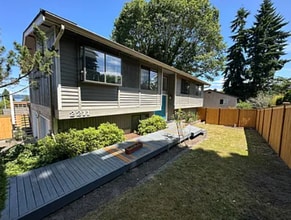 Building Photo - 2211 Dogwood St NE