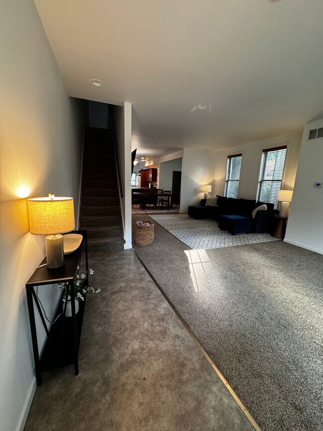 Building Photo - 920 Center Pl