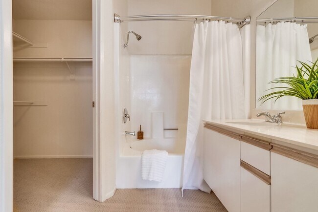 Building Photo - Beautiful Aliso Viejo Condo in the Seagate Colony-2/2