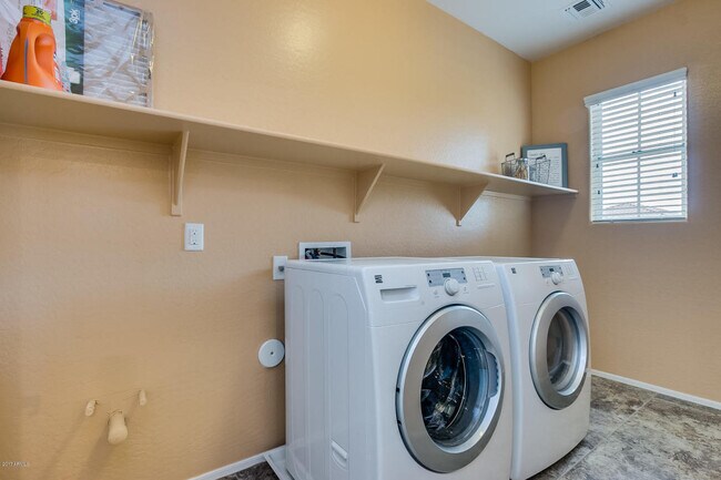 Building Photo - GREAT LOCATION!  Fabulous move-in ready 5 bed /3 bath home in south Tempe
