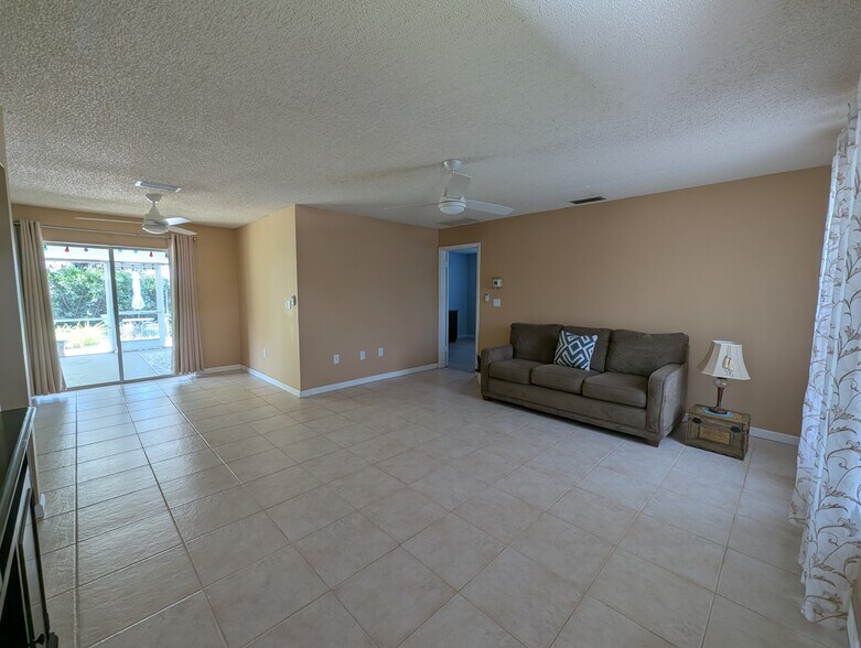 Building Photo - 4418 Parrot Ave