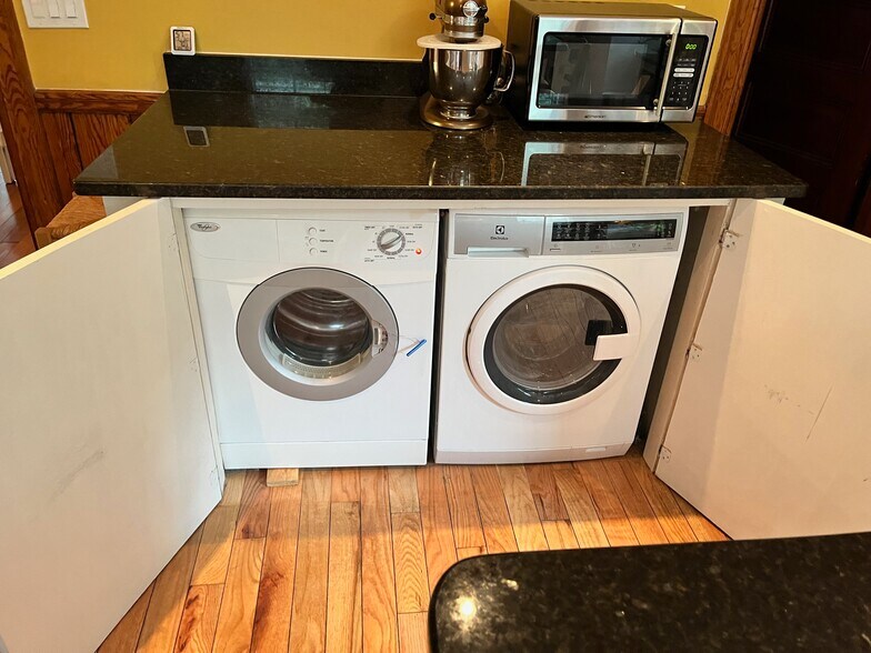 Building Photo - 119 Antrim St