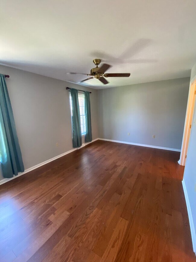 Building Photo - Beautiful 3 BR End Unit Townhouse in Summit Hills!